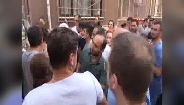 Bursa'da alevlere pencerelerinden uzattıkları hortumlarla müdahale ettiler -2