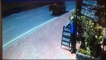 Turistin çantasını kapkaççılardan geri alan genç dayak yedi