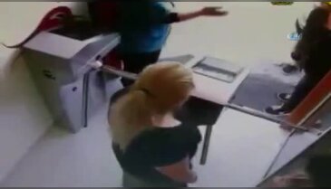 Kadın tuvalet görevlisini 1 lira için tekme tokat dövdüler