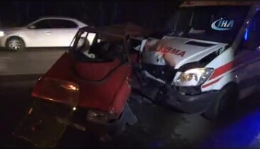 Bursa'da otomobil ambulansla çarpıştı: 1'i ağır 4 yaralı