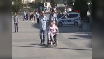 Duruşmanın ardından birbirlerine girdiler!