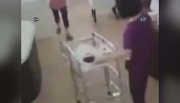 Pusetle oynarken bebeği yere düşürdü