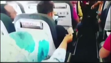 Uçakta elden ele pilota bilet parası gönderdiler