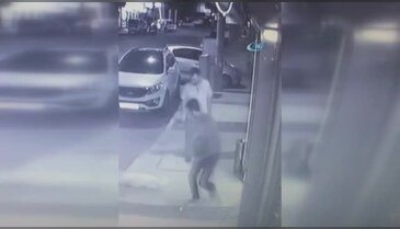 Kaldırımda duran köpeğe tekme attı!
