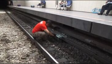 Bursa'da metro istasyonunda kedi kurtarma operasyonu!