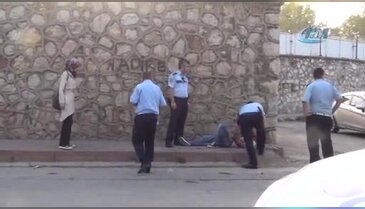 Bursa'da çılgın aşık sevdiği kız arkadaşının gözü önünde harakiri yaptı