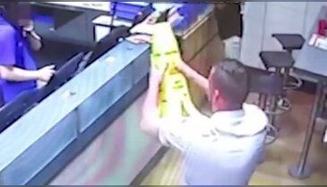 Pizza beklerken sevişen çifte hapis cezası