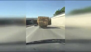 Saman yüklü kamyon trafikte zor anlar yaşattı