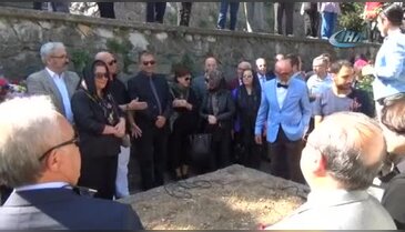 Zeki Müren'in ölümün 21. yılında Bursa'da mezarı başında anıldı