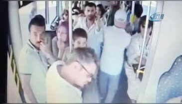 Hareket halindeki otobüsün şoförüne saldırdı