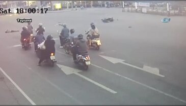 Motosiklet sürücüsü metrelerce sürüklendi