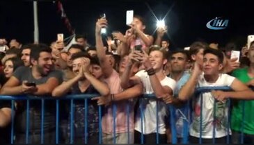 Seyirciler hücum edince, Aleyna Tilki sahneyi terk etti