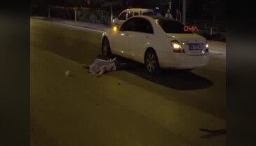 Elinde bıçakla yolun karşısına geçmeye çalışırken 2 araç ezdi!