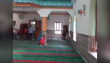 Bursa'da gönüllü öğrenciler okul boyadı, cami temizledi