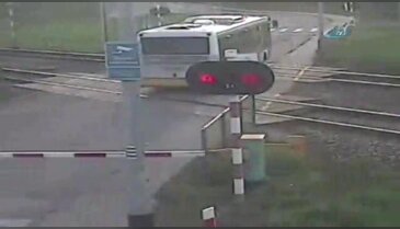 Tren otobüse çarptı