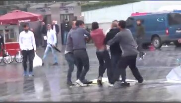 Şemsiye satıcılarının meydan kavgası