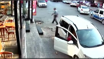 Önce kameraya sonra polise yakalandı