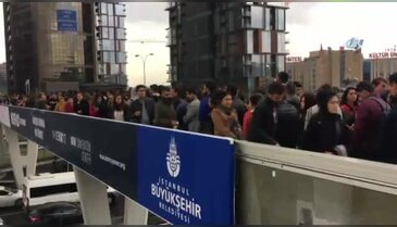 İstanbul Yenibosna Metrobüs durağında insan seli