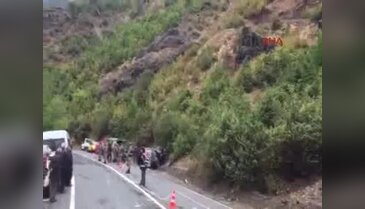 Otomobilin üzerine kaya düştü! 3 ölü, 1 yaralı