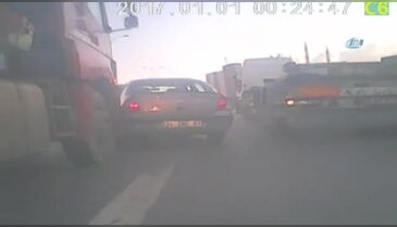 Tır, kör noktasına giren araca böyle çarptı