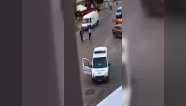 Yerde yatan kadına dayak: 2 polis açığa alındı