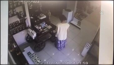 Bursa'da zeytinyağı çalan hırsız güvenlik kameralarına yakalandı