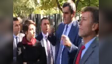 Meclis kapısında CHP'li vekillere müdahale