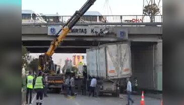 Bursa'da seyir halinde damperi açılan kamyon köprüye çarptı