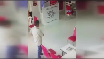 Kılıf sordu, gözlük çaldı