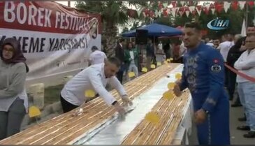 Bursa'da 8 dakikada 10 metre börek yedi
