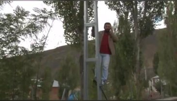 Köyde telefon çekmeyince...