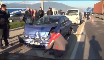 Bursa'da kazayı ve yaralıları bıraktılar, hastane önünde birbirlerine girdiler