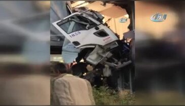 Kocaeli'de TIR apartman dairesine girdi: 1 ölü