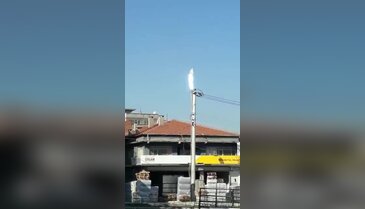Bursa'da elektrik direği alev aldı!