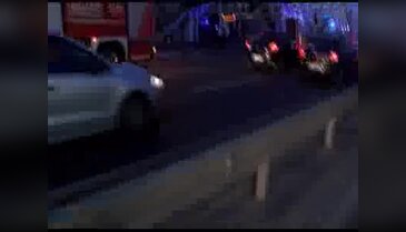 Servis minibüsü metrobüs durağına girdi!