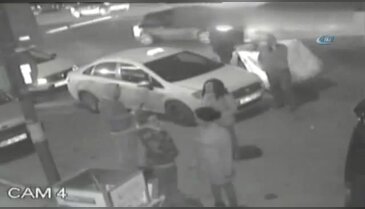 Otomobilin kağıt toplayıcıya çarptığı feci kaza kamerada