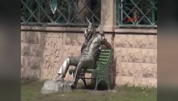 Çevreyi kirletenlere 'Çekirdek Çitleyen Eşek'li heykel tepkisi