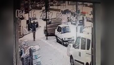 Bursa'da kendisini kamyonun altına atan Suriyeli öldü