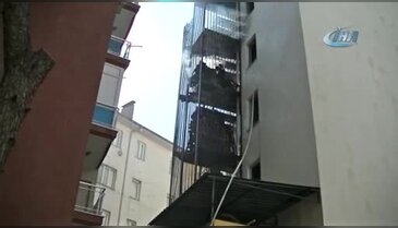 Depo amaçlı kullanılan yangın merdiveninde yangın çıktı