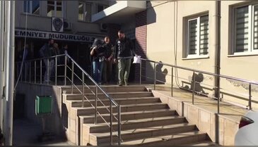 Bursa'da uyuşturucu taciri kadın kendini gizledi kucağındaki bebeğini gizleyemedi