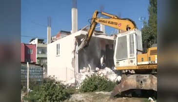 Bursa'da yıkımı engellemek için aracını park etti!