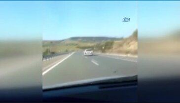 Otomobilini ayakları dışarıda kullandı