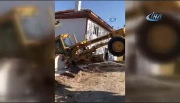 Bursa'da iş makinesi eve girdi, faciadan dönüldü