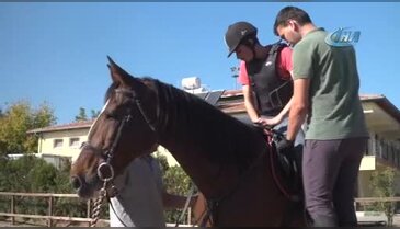 Bursa'da engelleri ata binerek aşıyorlar