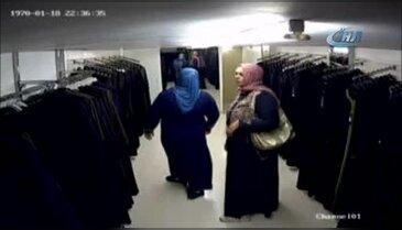 Bursa'da onlarca feraceyi pantolonlarının içine sokarak çaldılar
