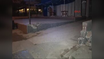 Kaldırıma çıkan lüks otomobil yayalara çarptı