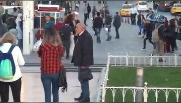 Şehrin göbeğinde garip olay! Genç erkeklerin yanına yaklaşıp...
