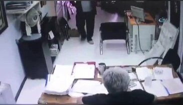 Kasklı saldırgan hasmını böyle kurşunladı