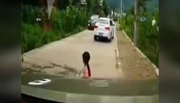 Küçük kızın ölümden döndüğü anlar kamerada