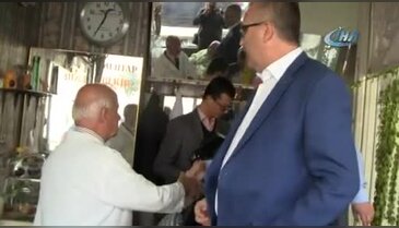 Bursa'da 67 yıldır kravatını çıkarmadan tıraş yapıyor